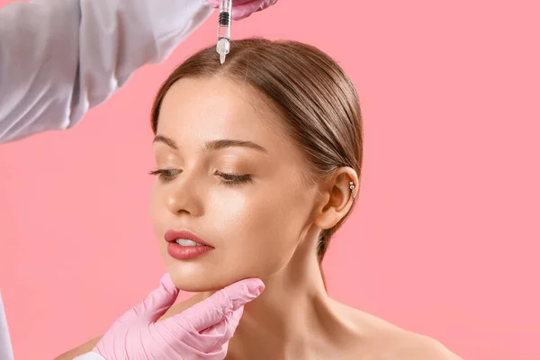 Žena Problémem Vypadávání Vlasů Dostává Injekci Růžové Pozadí — Stock fotografie