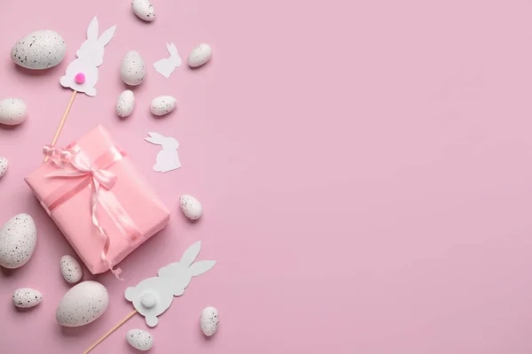 Regalo Con Uova Pasqua Conigli Carta Sfondo Rosa — Foto Stock