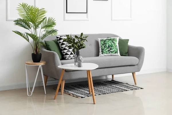 Sofa Yang Nyaman Dengan Bantal Dan Tanaman Meja Dekat Dinding — Stok Foto