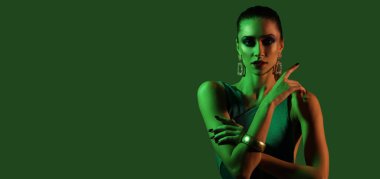 Koyu yeşil arka planda güzel bir kadının tonlu portresi ve metin için yeri var.