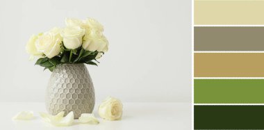 Açık arkaplanda güzel beyaz güller olan vazo. Farklı renk desenleri