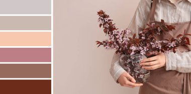 Işıklı arka planda çiçek açan bahar ağacı dalları olan güzel bir kadın. Farklı renk desenleri