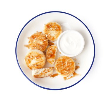 Lezzetli süzme peynirli krep ve beyaz arka planda izole edilmiş ekşi krema tabağı