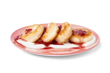 Beyaz arka planda ekşi kremalı ve ahududu reçelli lezzetli süzme peynirli krep tabağı.