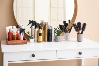 Güzellik salonundaki aksesuarlı saç spreyleri.