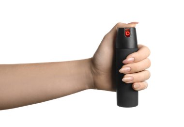 Beyaz arka planda biber gazı olan kadın.