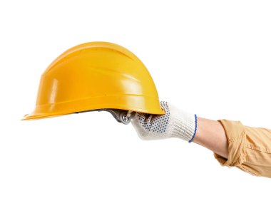 Beyaz arkaplanda kalın şapkalı bir işçi