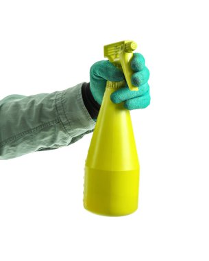 Beyaz arka planda sprey şişesi olan bahçıvan.