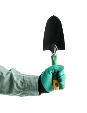 Beyaz arka planda küreği olan bahçıvan.