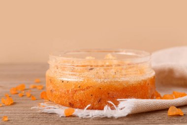 Tahta arka planda vücut fırçası ve deniz tuzu kavanozu.