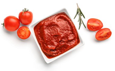 Beyaz arka planda izole edilmiş bir kase lezzetli domates ezmesi.