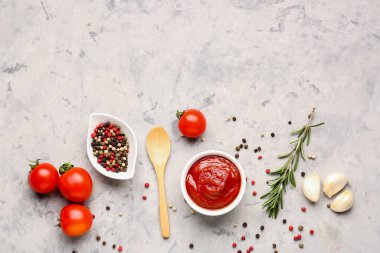 Lezzetli domates ezmesi ve beyaz grunge arka planda baharat içeren kompozisyon
