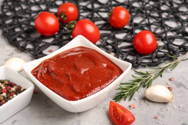 Bir kase lezzetli domates ezmesi, ızgara, biberiye ve grunge arkaplanda biberiye.