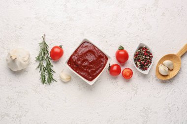 Lezzetli domates ezmesi, sarımsak, biber ve biberiye karışımı beyaz grunge arka planda.