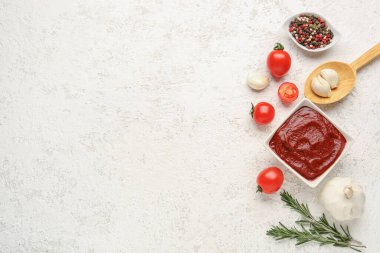 Lezzetli domates ezmesi, sarımsak, biber ve biberiye karışımı beyaz grunge arka planda.