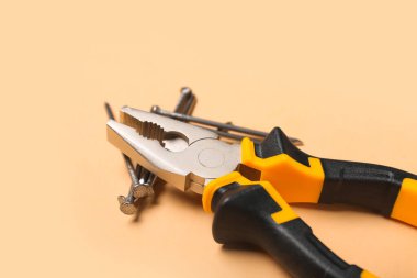 Bej arka planda pense ve tırnaklar