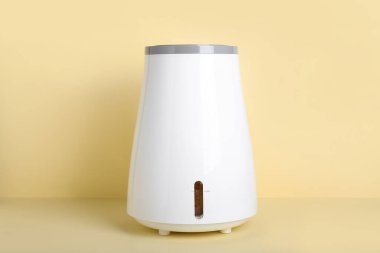 Bej arka planda modern nemlendirici