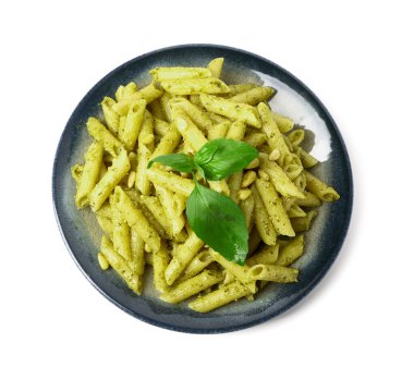 Beyaz zemin üzerinde pesto makarna ile tabak