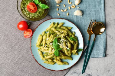 Grunge arka planında pesto makarna ile tabak