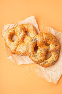 Renk arkaplanında lezzetli simit olan fırın kağıdı