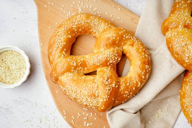 Ahşap tahta tahta çubuk kraker ve arka planda susam tohumu, yakın plan.