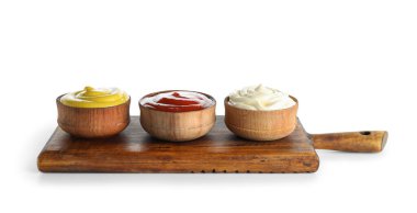 Tahta tahta tahta tahta, beyaz arka planda izole edilmiş farklı soslar.