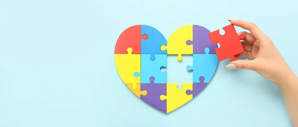 Mano Cuore Fatti Pezzi Puzzle Sfondo Azzurro Concetto Disturbo Autistico — Foto Stock