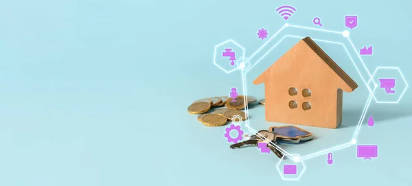 木制房屋 浅蓝色背景硬币 文字空间 智能家庭的概念 — 图库照片