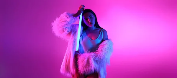Getinte Portret Van Sexy Jonge Vrouw Met Gloeiende Neon Lamp — Stockfoto