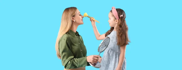 Nettes Kleines Mädchen Schminkt Das Gesicht Ihrer Mutter Vor Blauem — Stockfoto