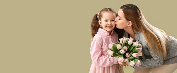 Мама Целует Свою Маленькую Дочь Тюльпанами Зеленом Фоне Пространством Текста — стоковое фото