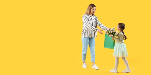Schattig Klein Meisje Begroeten Haar Moeder Met Tulpen Cadeau Gele — Stockfoto