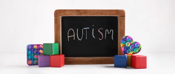 Autism 칠판은 배경에 장난감을 있습니다 — 스톡 사진