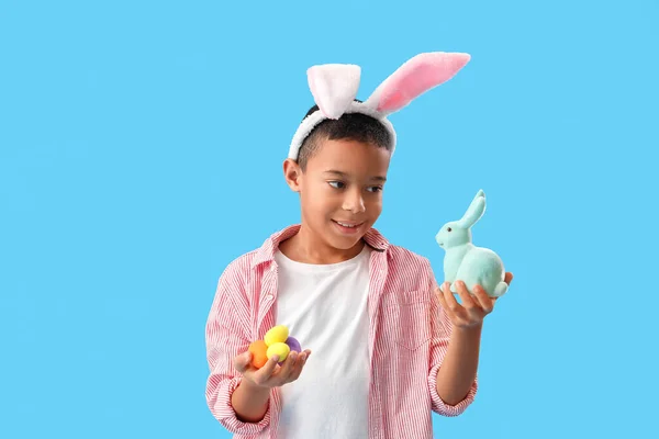 Mavi Arka Planda Paskalya Yumurtası Tavşanı Olan Küçük Afro Amerikalı — Stok fotoğraf