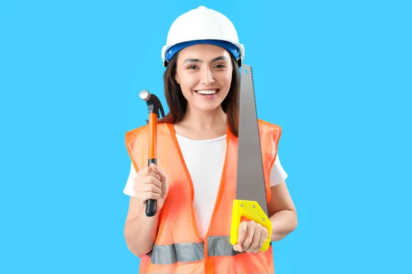 Vrouwelijke Werkneemster Vest Met Gereedschap Blauwe Achtergrond — Stockfoto