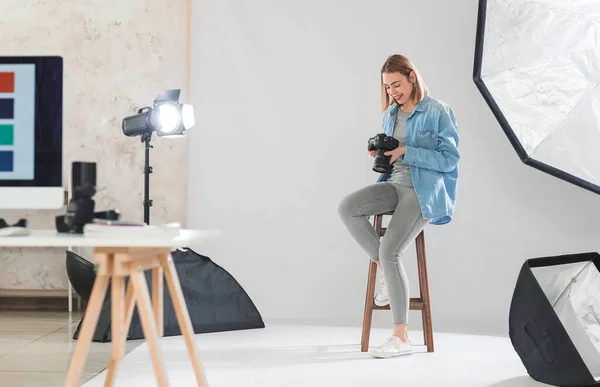 Female Photographer Professional Camera Sitting Studio — Stock Photo, Image