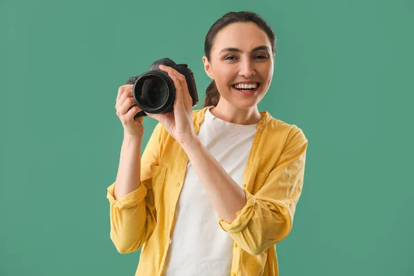 Fotógrafo Feminino Com Câmera Profissional Fundo Verde — Fotografia de Stock
