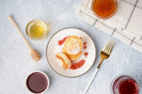 Plate Tasty Cottage Cheese Pancakes Honey Jams Light Background — Stock Photo, Image