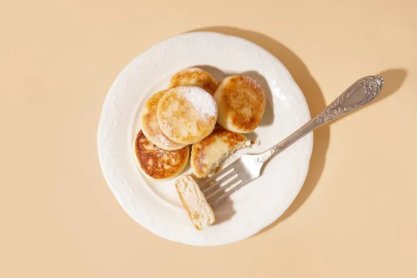 stock image Plate with delicious cottage cheese pancakes on color background