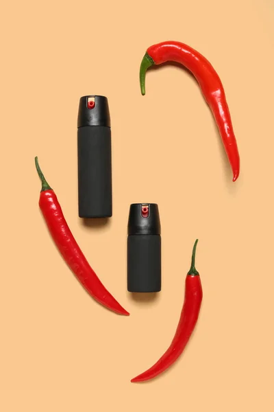 Spraya Med Chili Paprika Beige Bakgrund — Stockfoto