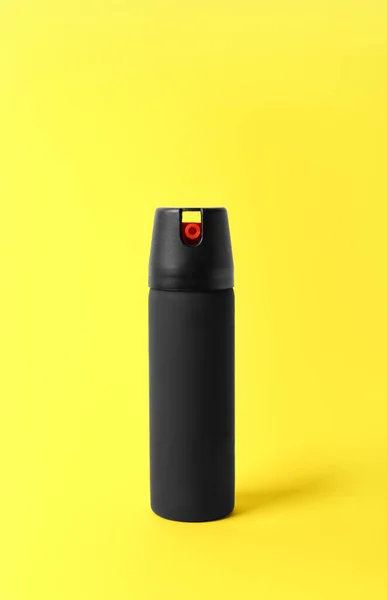 Spray Peperoncino Sfondo Giallo — Foto Stock