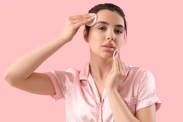 Mujer Joven Quitando Maquillaje Con Almohadillas Algodón Sobre Fondo Rosa — Foto de Stock