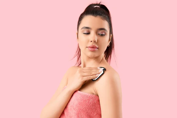 Mujer Joven Quitando Maquillaje Con Almohadilla Algodón Sobre Fondo Rosa —  Fotos de Stock