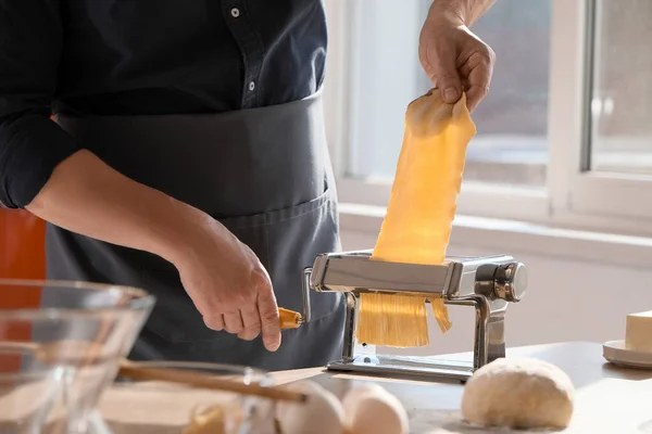 Hombre Haciendo Pasta Con Máquina Mesa Cocina Primer Plano —  Fotos de Stock
