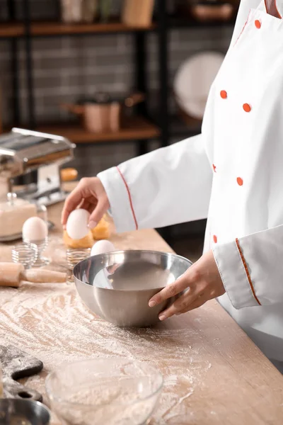 Vrouwelijke Chef Kok Maakt Deeg Voor Pasta Aan Tafel Keuken — Stockfoto