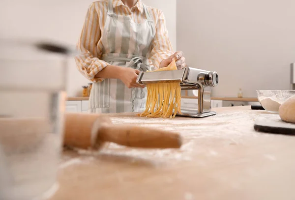 Mujer Haciendo Pasta Con Máquina Mesa Cocina Primer Plano —  Fotos de Stock