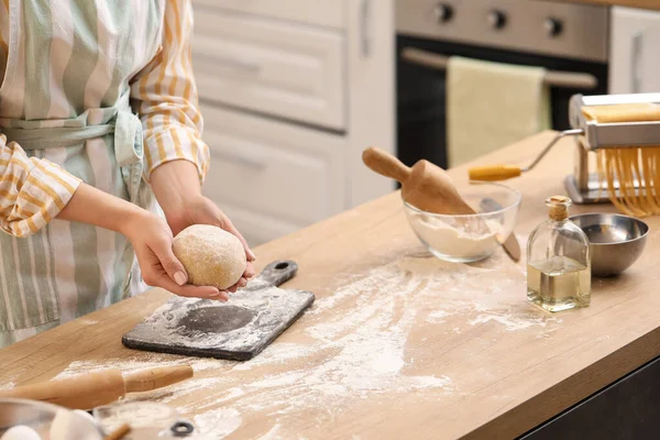 Mujer Preparando Masa Para Pasta Mesa Cocina Primer Plano —  Fotos de Stock