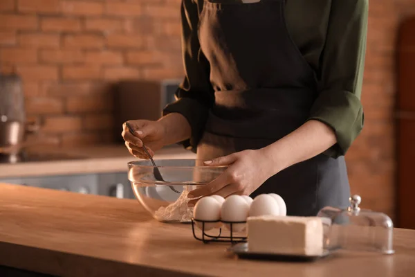 Vrouw Maken Deeg Voor Pasta Aan Tafel Keuken Closeup — Stockfoto