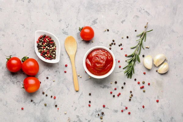 Composition Bowl Tasty Tomato Paste Spices White Grunge Background — Stock Photo, Image