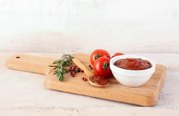Board Bowl Spoon Tasty Tomato Paste White Wooden Background — Stock Photo, Image
